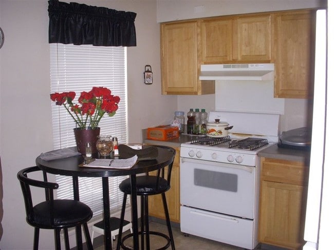 Building Photo - 2 br, 1 bath Apartment - Wells Villa