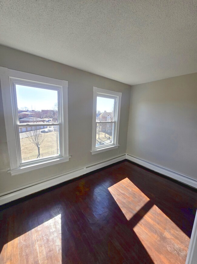 Foto del edificio - 93 Maple Ave