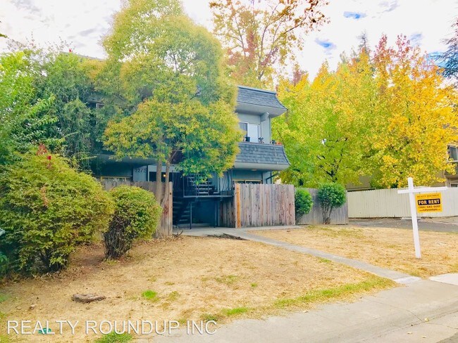 Building Photo - 2212 Roselake Ave