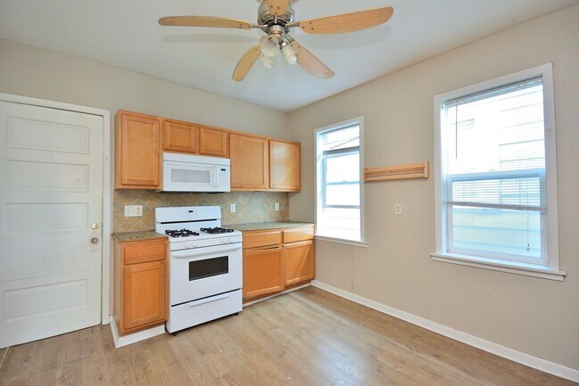 Foto del edificio - 818-820-820 E Brady St