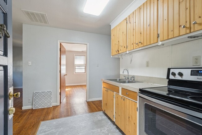 Building Photo - Quaint One BR Frog Rental - Steps from Park Circle with Private Yard!