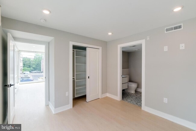 Foto del edificio - 6604 Ridge Ave