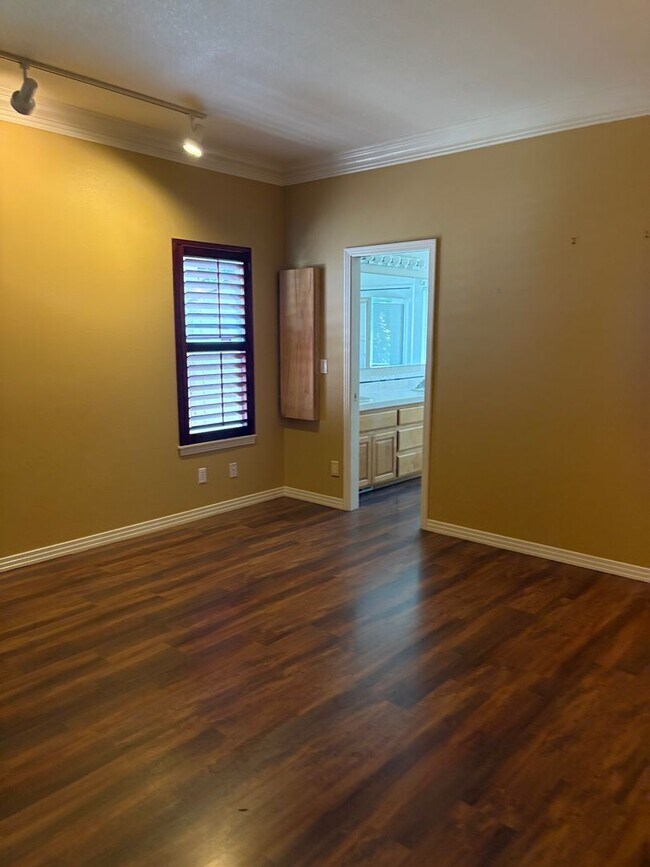 Foto del edificio - 4 bedroom and 2 bathroom house
