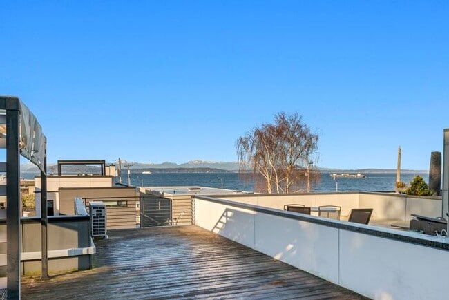 Foto del edificio - Stunning Air Conditioned Alki Condo Overlooking Majestic Puget Sound!