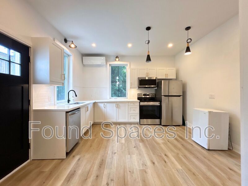 Photo principale - 210 Burlington St E