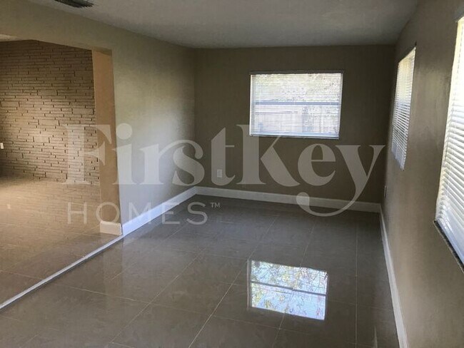 Foto del edificio - 221 N 65th Way