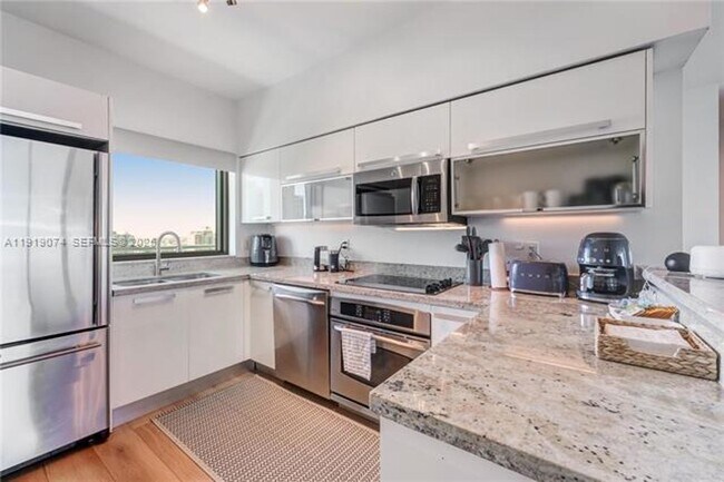 Foto del edificio - 601 NE 36th St