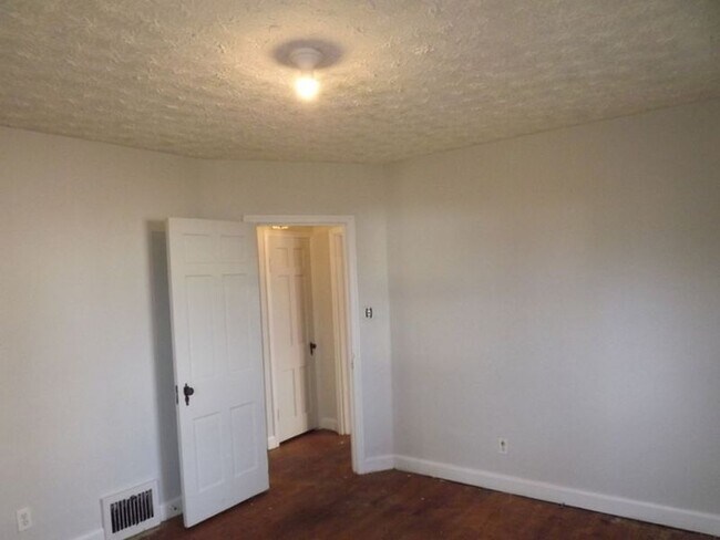 Building Photo - 24 Stafford Ave