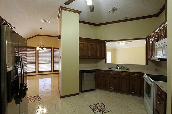 Building Photo - 16435 Dunmoor Dr