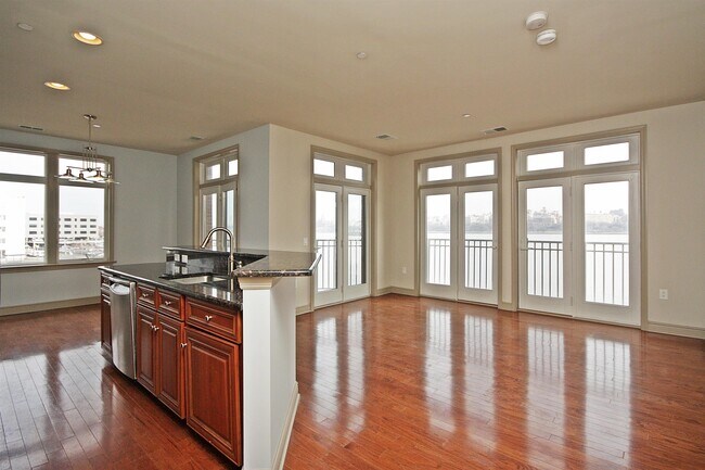 Foto del edificio - 7400 River Rd