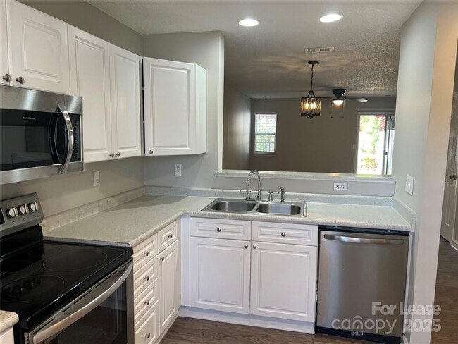 Building Photo - 6075 Cougar Ln