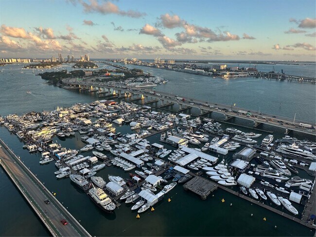 Foto del edificio - 555 NE 15th St