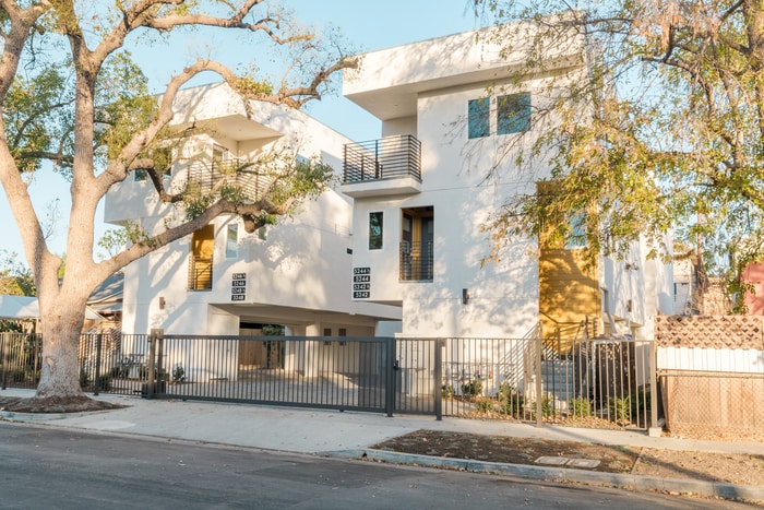 Primary Photo - Two Bedroom Town Home-style Like Near NoHo Arts District