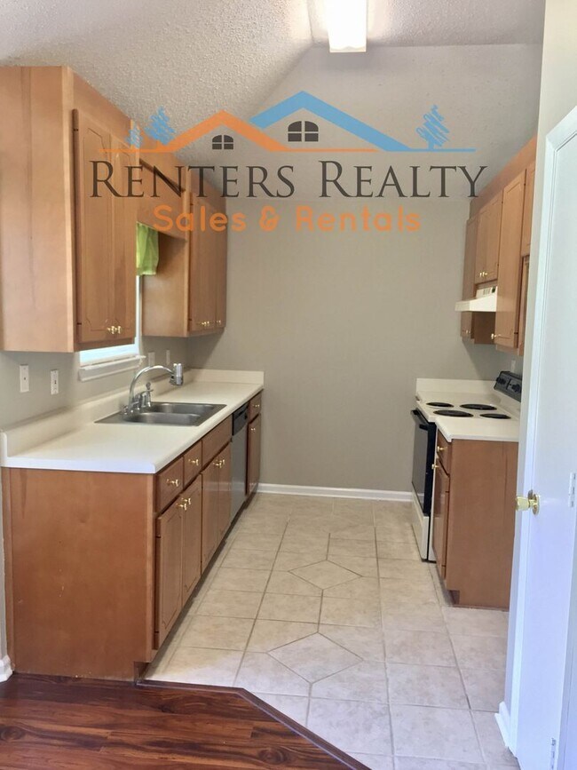 Building Photo - 3 Bedroom House with Open Floor Plan & Fen...