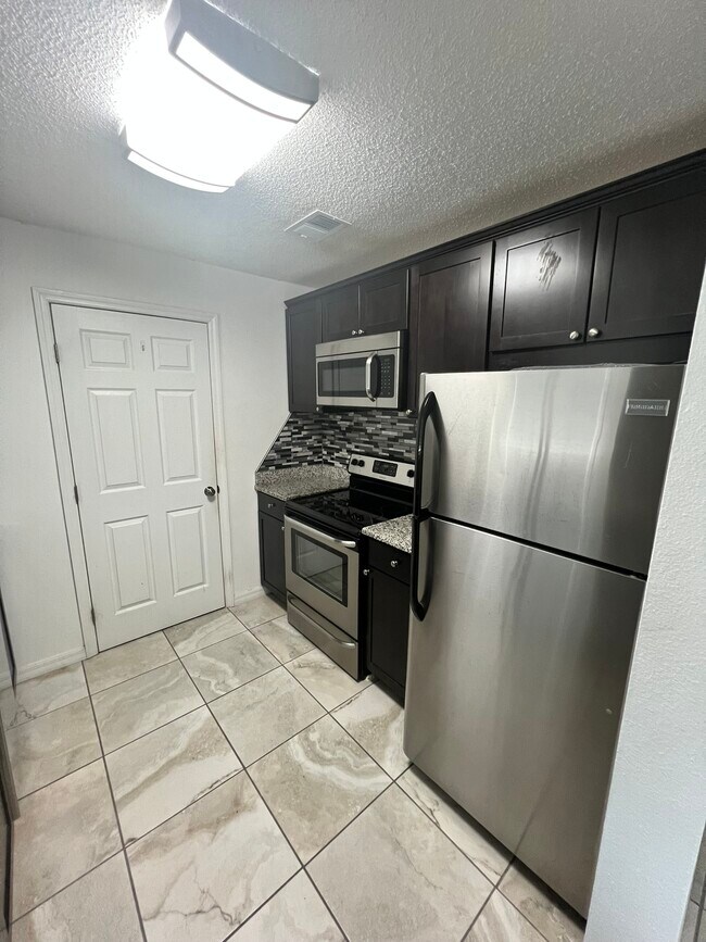 Building Photo - 200 Country Club Dr