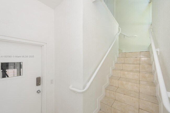 Foto del edificio - 8041 Harding Ave