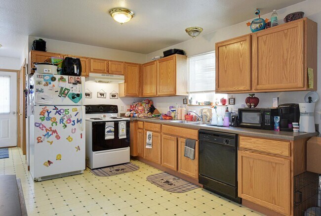 Foto del edificio - 2464/2466 S. 76th Street