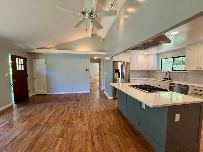 Building Photo - Columbia City Home