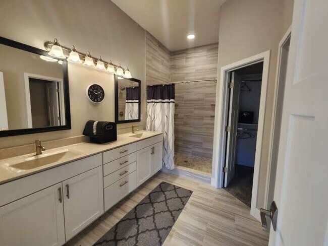 Unidad 6 - Brownstone Condominiums