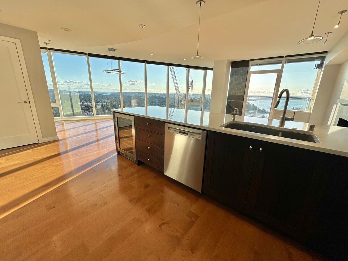 Foto principal - Stunning Bellevue Towers 35th Floor Condo ...