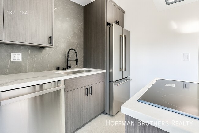 Foto del edificio - 1249 1/4 N Beachwood Dr-