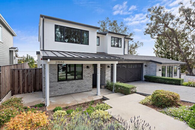 Building Photo - Modern Coastal Lease in Top of the World