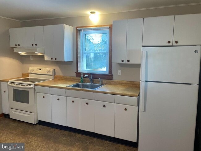 Building Photo - 5017 Mauretania Ave