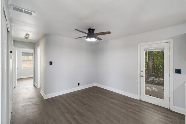 Foto del edificio - 5846 Castle Lk Dr