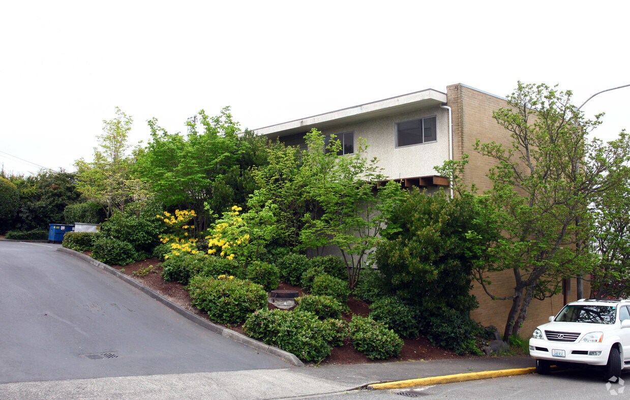 Building Photo - 520 Maple St