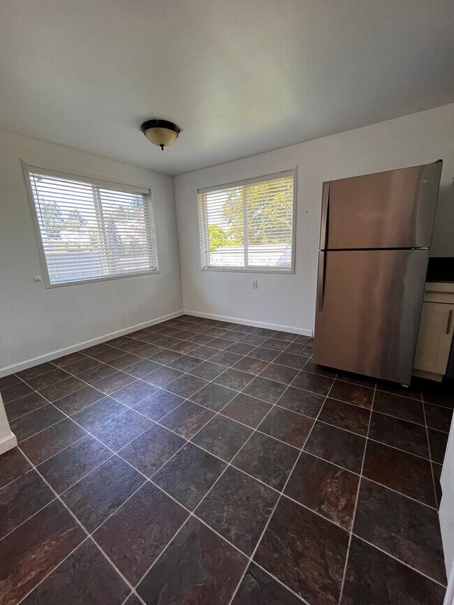 Building Photo - Short Term lease 3 Bedroom 2 Bathroom Home...