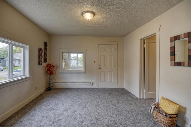 Building Photo - 2403 E Rowan Ave