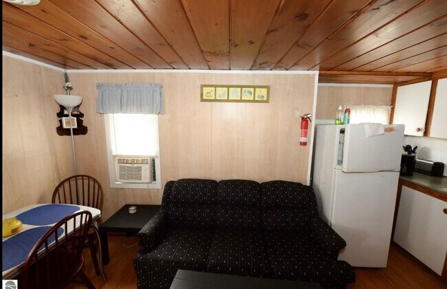 Foto del edificio - 5883 Lake Ln Dr