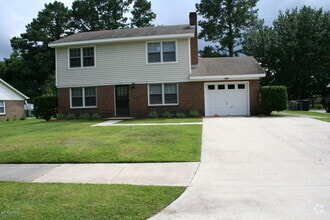 Building Photo - 402 Greenbriar Dr