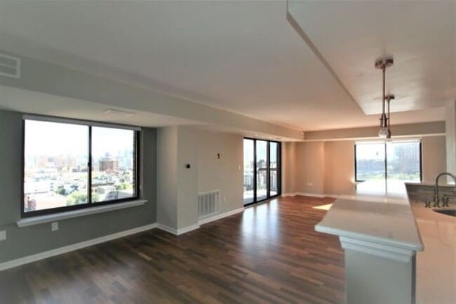 Building Photo - 700 1st St