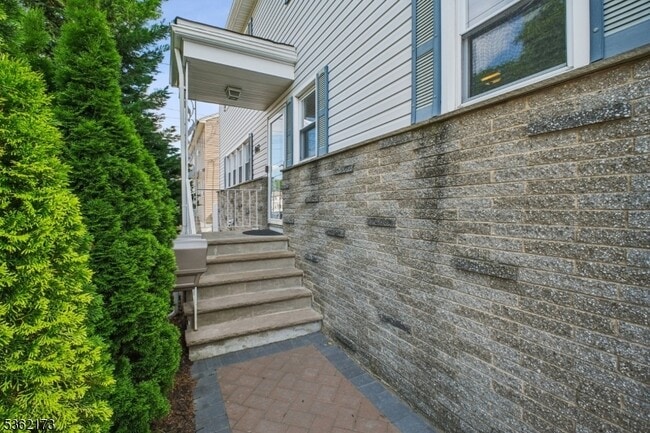 Building Photo - 862 Dewey St