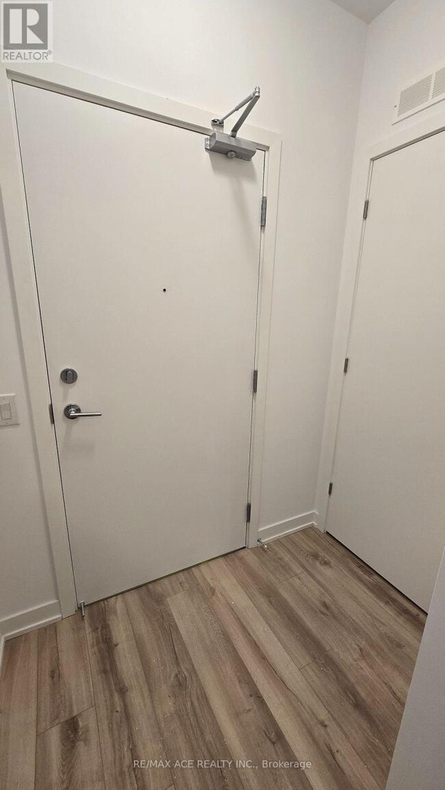 Photo du bâtiment - 7439 Kingston Rd