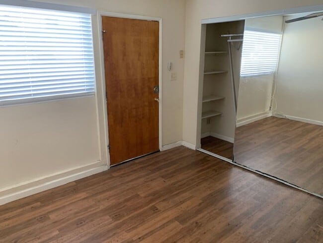 Building Photo - 2 bedroom 1 bath apartment for rent