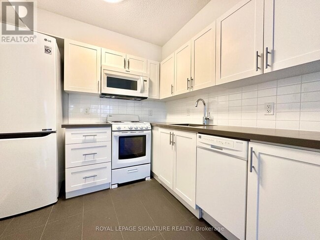 Building Photo - 33 Isabella St