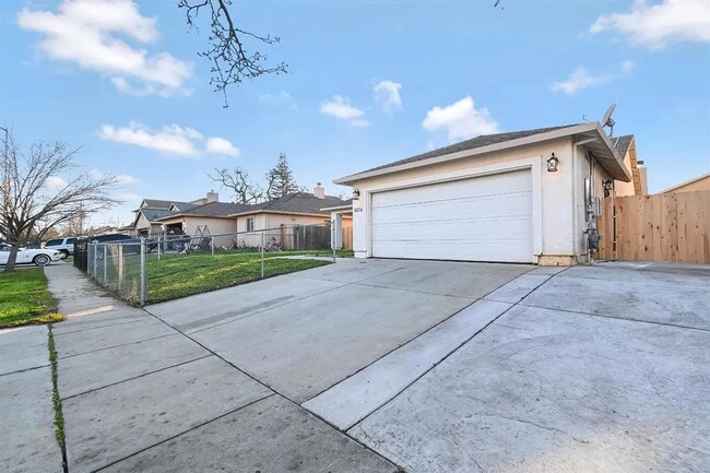 Building Photo - 4 BD 2 BATH HOME IN A GREAT NEIGHBORHOOD