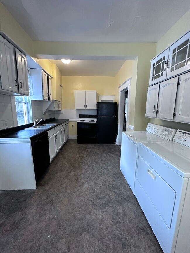 More Kitchen - 1028 E 8th Ave