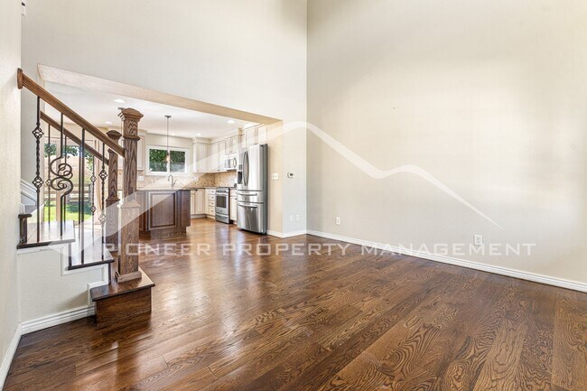 Foto del edificio - Single Family Home with 2 Car Garage and C...