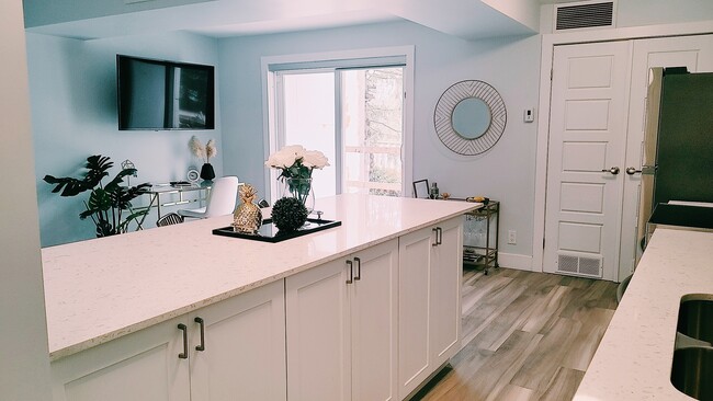 Photo du bâtiment - Huge Corner Unit Overlooking Union St In Midtown Waterloo