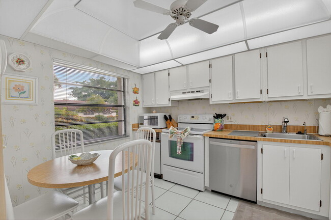 Building Photo - 7979 Eastlake Dr