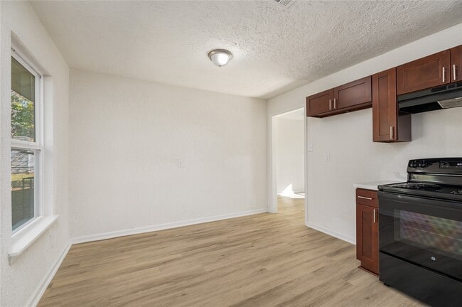 Building Photo - 5915 Beldart St