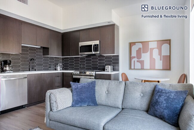 Building Photo - 5620 De Longpre Ave