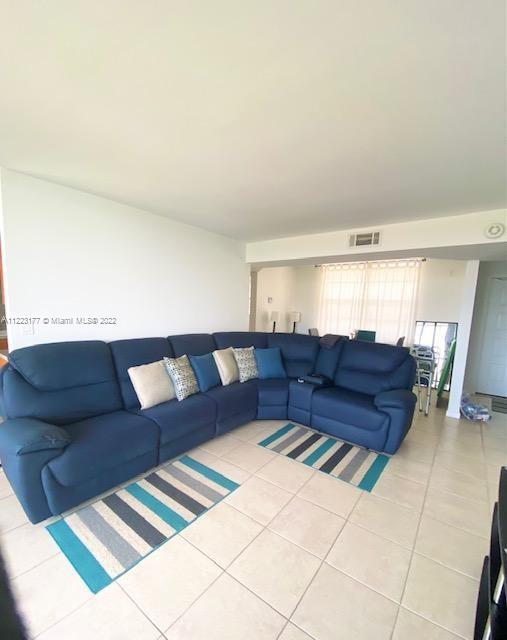 Foto principal - 3400 Blue Lake Dr