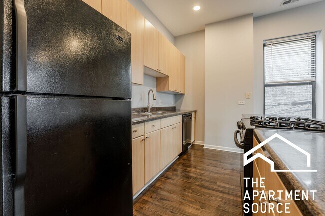 Foto del edificio - HUGE 2BR/1BA Close to Blue Line