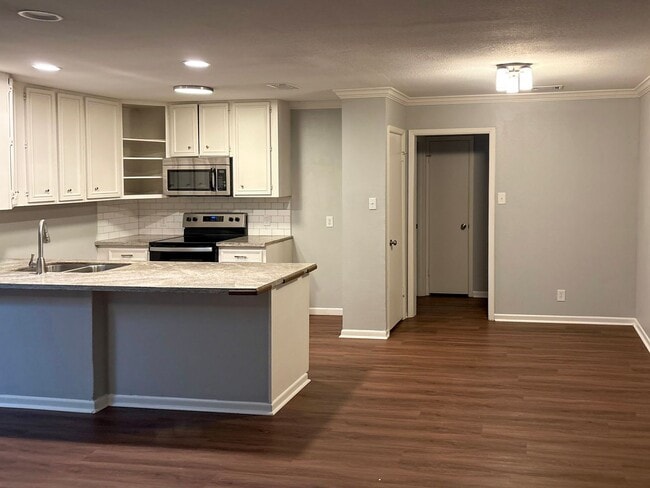 Building Photo - 5 Bedroom 2 Bath in South East Tyler!