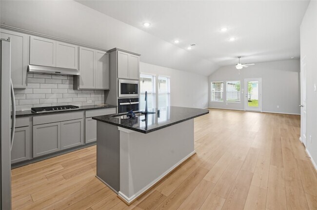 Foto del edificio - 2415 Honeyberry Shrub Dr