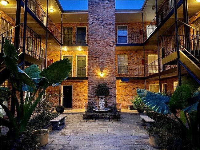 Foto del edificio - Gated Condo steps from Maple Street & St C...